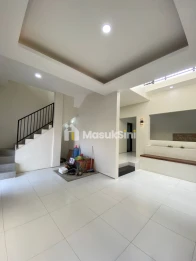 RUMAH MODERN 2,5 LANTAI DI MALANG KOTA