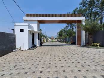 RUMAH SIAP HUNI 2 LANTAI LOKASI STARTEGIS DI