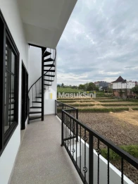 RUMAH SIAP HUNI KONSEP AMERICAN CLASSIC DI BATU