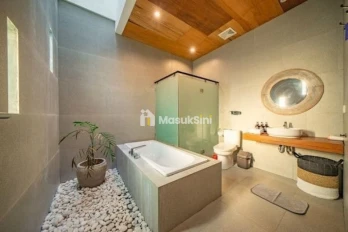 Sewa Min 2 Tahun Villa Hadap Tenggara Full Furnished 4+1 Kamar Berawa Cangg