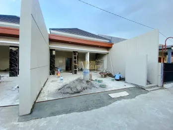 RUMAH MODERN CARPOT 2 MOBIL DI PURWOMARTANI, KALASAN