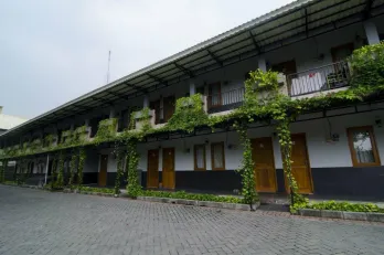 Rumah Kost Guest House Aktif Lontar Dekat Pakuwon Mall