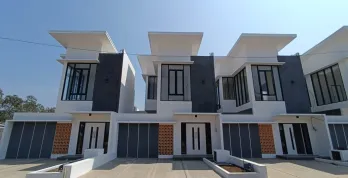 RUMAH BARU 2 LANTAI DI BATU - DEKAT JATIM PARK & MUSEUM ANGKOT