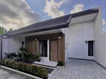 RUMAH BARU SIAP HUNI LOKASI STRATEGIS FREE PAGAR DAN KANOPI