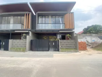 RUMAH EKSKLUSIF 2 LANTAI FREE FURNISHED LOKASI STRATEGIS