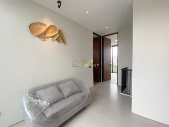 RUMAH EKSKLUSIF 2 LANTAI FREE FURNISHED LOKASI STRATEGIS