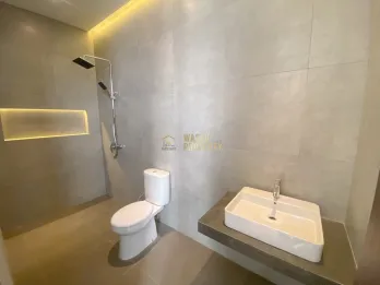 RUMAH EKSKLUSIF 2 LANTAI FREE FURNISHED LOKASI STRATEGIS