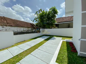 RUMAH EKSKLUSIF MODERN LOKASI PREMIUM HANYA BEBERAPA MENIT KE FASILITAS UM