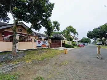 RUMAH SECOND MODERN LOKASI ARAYA - HARGA 3,650M