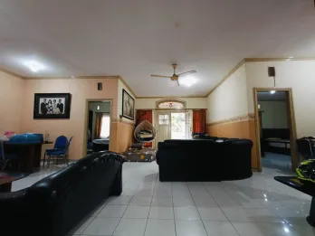 RUMAH SECOND MODERN LOKASI ARAYA - HARGA 3,650M