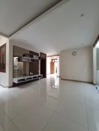 DIJUAL RUMAH BEKAS 3 LANTAI DI MALANG - SIAP HUNI & TERAWAT