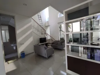 DiSewakan Rumah Pakuwon Indah, The Mansion, Surabaya ~ Quiet & Comfy.