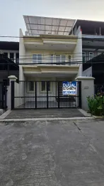 Dijual Rumah Bagus, 3 Lt, Semi Furnish, Bebas Banjir, Row 2 Mobil, BCS