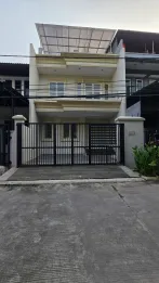 Dijual Rumah Bagus, 3 Lt, Semi Furnish, Bebas