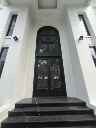 Dijual Rumah Mewah di Graha Famili, Surabaya