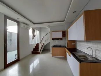 Dijual Rumah Villa Full Furnished 4 Lantai 3+1 Kamar Pool Nusa Dua