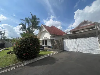 Dijual Rumah Vintage Kokoh dan Terawat, Siap Huni di Dempo Boulevard