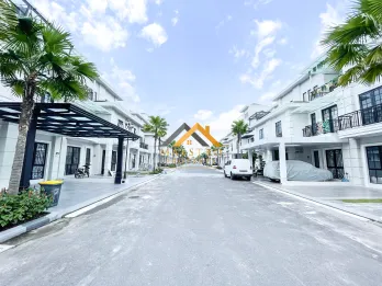 Dijual Villa Siap Huni di Komplek Jewel Park Jalan Starban - Polonia
