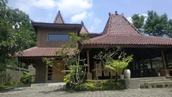 Dijual rumah Villa joglo + cafe Lokasi Cemorokandang