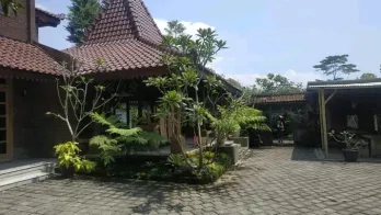 Dijual rumah Villa joglo + cafe Lokasi Cemorokandang