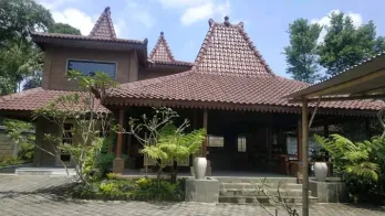 Dijual rumah Villa joglo + cafe Lokasi Cemorokandang