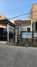 Disewa Rumah 1,5 Lt, Strategis, Tinggi dari Jalan, Row 2 mobil