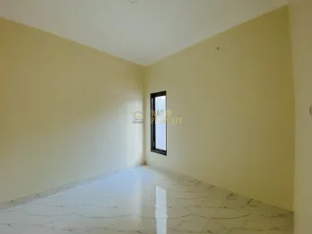 Halaman Depan Luas – Rumah Ideal untuk Keluarga Dinamis di Sleman