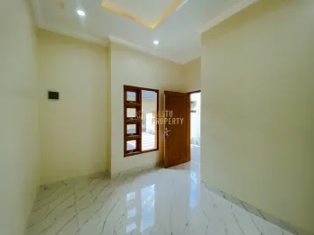 Halaman Depan Luas – Rumah Ideal untuk Keluarga Dinamis di Sleman