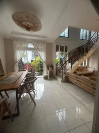 Sewa Tahunan Bulanan Villa Desain Tradisional Bali Hadap Timur 4 Kamar Cang