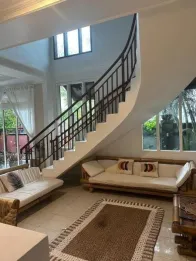 Sewa Tahunan Bulanan Villa Desain Tradisional Bali Hadap Timur 4 Kamar Cang