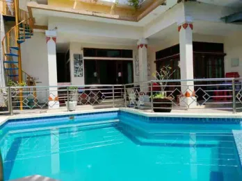 Jual Villa 2 Lantai 5+2 Kamar Pool Halaman Panjer Renon