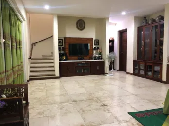 Jual Villa 4 Kamar Lokasi Strategis Dekat Wisata Kuliner Furnished Dewi Sri