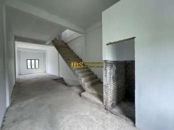 Jual/Sewa Ruko Gandeng 3 Tingkat di Jalan