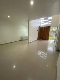 Properti Nyaman 2 KT Luas Tanah 120m² di Citraland, Surabaya