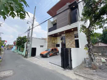 RUMAH BARU 2 LANTAI SIAP HUNI DI CONDONGCATUR – DEKAT JALAN UTAMA