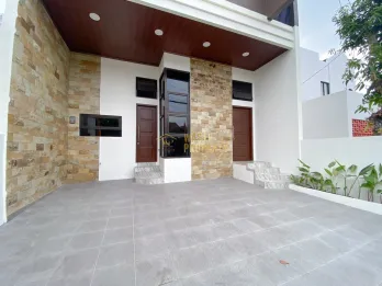 RUMAH BARU 2 LANTAI SIAP HUNI DI CONDONGCATUR – DEKAT JALAN UTAMA