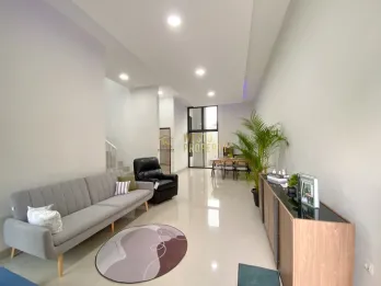 RUMAH BARU 2 LANTAI SIAP HUNI DI CONDONGCATUR – DEKAT JALAN UTAMA