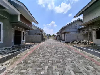 RUMAH BARU DALAM CLUSTER DI KALASAN, SLEMAN – SIAP HUNI DAN NYAMAN!