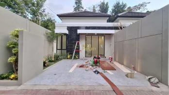 RUMAH BARU DESAIN MODERN, 8 MENIT KE KAMPUS UII