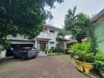 RUMAH BESAR DI LENTENG AGUNG, JAKARTA SELATAN
