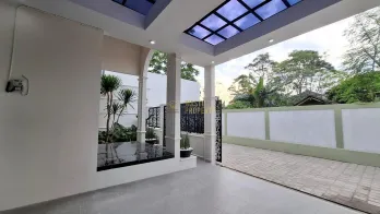 RUMAH KLASIK MEWAH LOKASI STRATEGIS DAPAT FREE PAJAK PEMBELI