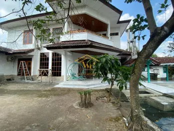 RUMAH MEWAH + HOMESTAY 500 METER DARI RINGROAD UTARA – LOKASI PREMIUM!