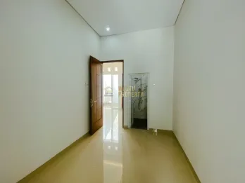 RUMAH MINIMALIS SLEMAN, CARPORT MUAT 2 MOBIL, DEKAT KAMPUS UII