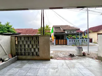 RUMAH MODERN 2 LANTAI DEKAT KULINER FAVORIT DI MINOMARTANI
