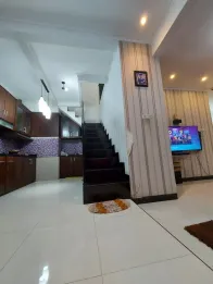 Dijual Rumah 2,5 Lantai Full Furnished di Perum Oma View Cemorokandang