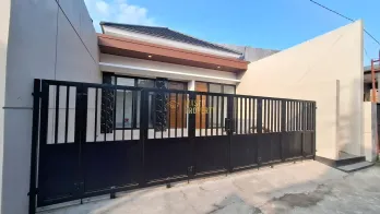 Rumah Asri Sleman SHM, Taman Depan, Dekat Kampus Atma & Sekolah Favorit