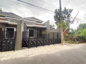 Rumah Baru Sleman Hadap Barat, Taman Luas & Lokasi Strategis