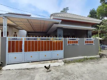 Rumah Cantik Hadap Barat di Sleman, Bonus Pagar & Kanopi Siap Huni!