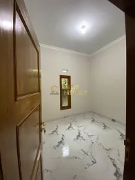 Rumah Cantik Hadap Barat di Sleman, Bonus Pagar & Kanopi Siap Huni!
