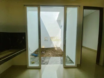 Rumah Modern di Jakal KM 10 – Carport Luas & Desain Kekinian